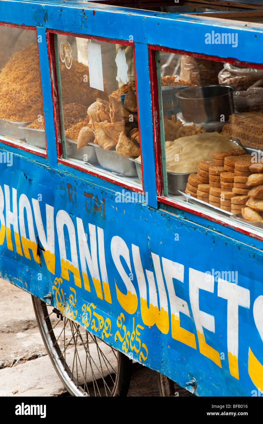 Carrello vendono dolci e spuntini su una strada in India. Andhra Pradesh, India Foto Stock
