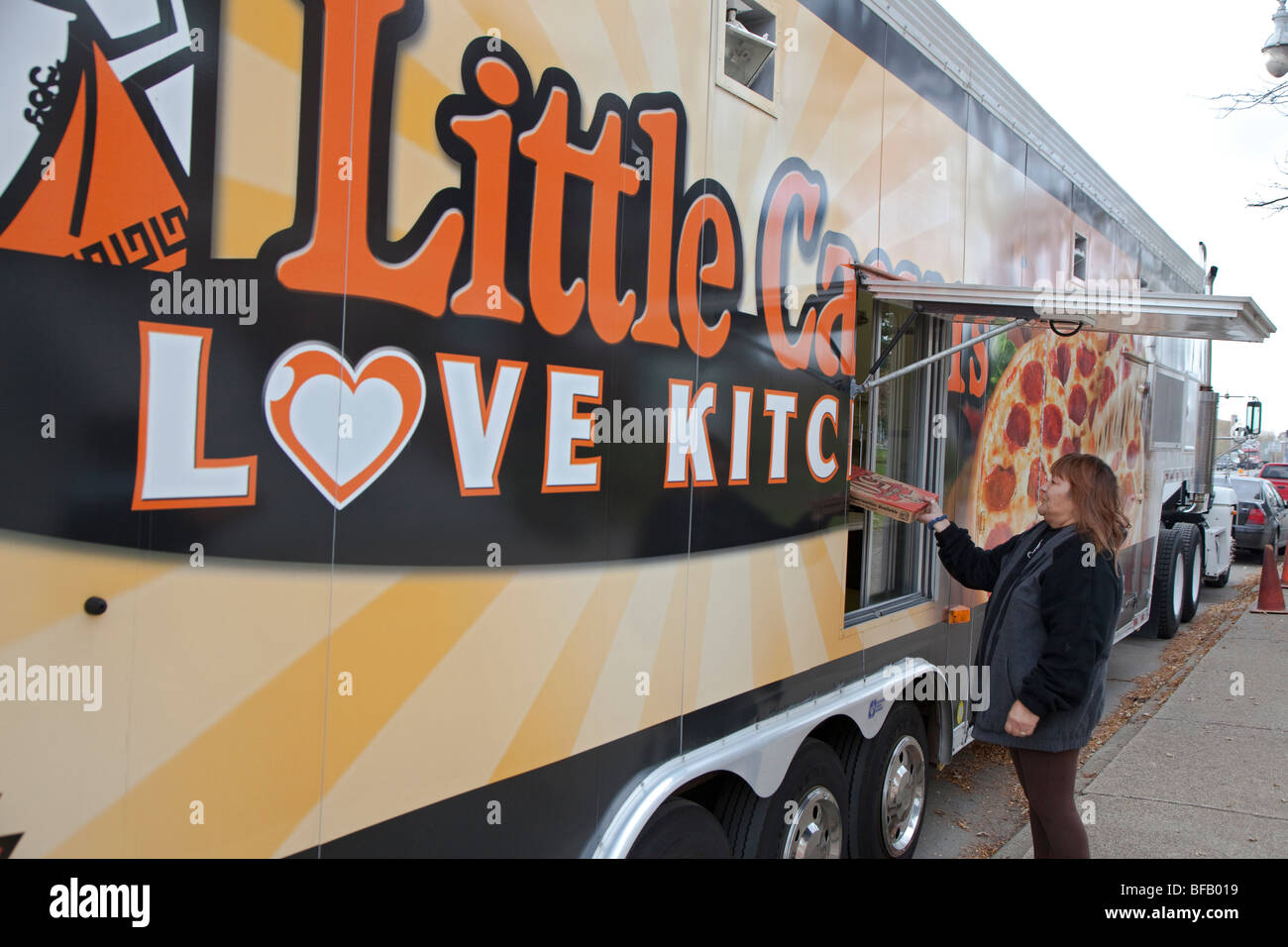 Little Caesar's Pizza catena serve pizza ai bisognosi residenti di Detroit Foto Stock