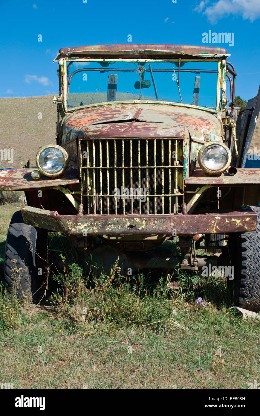 Uno spettrale-cerca carrello si trova abbandonato nella città fantasma di Elizabethtown, Nuovo Messico, Stati Uniti d'America. Foto Stock