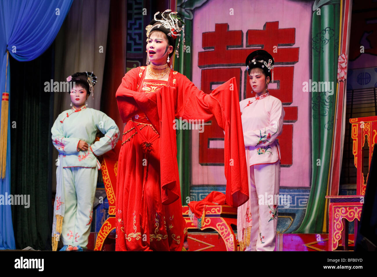 Una performance locale di cucina Cantonese opera al teatro provvisorio di Hong Kong durante il periodo della fame festival fantasma. Foto Stock