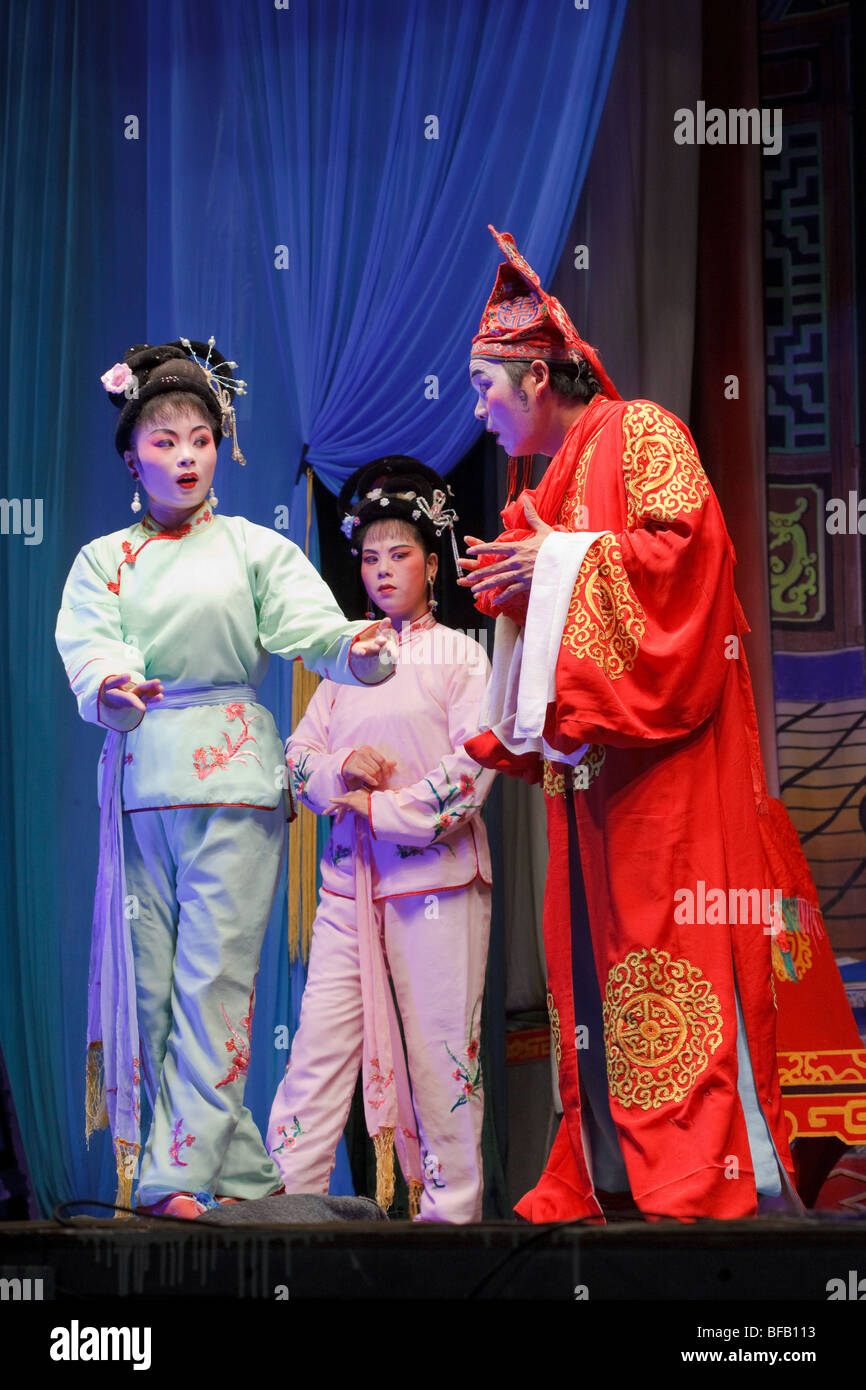 Una performance locale di cucina Cantonese opera al teatro provvisorio di Hong Kong durante il periodo della fame festival fantasma. Foto Stock