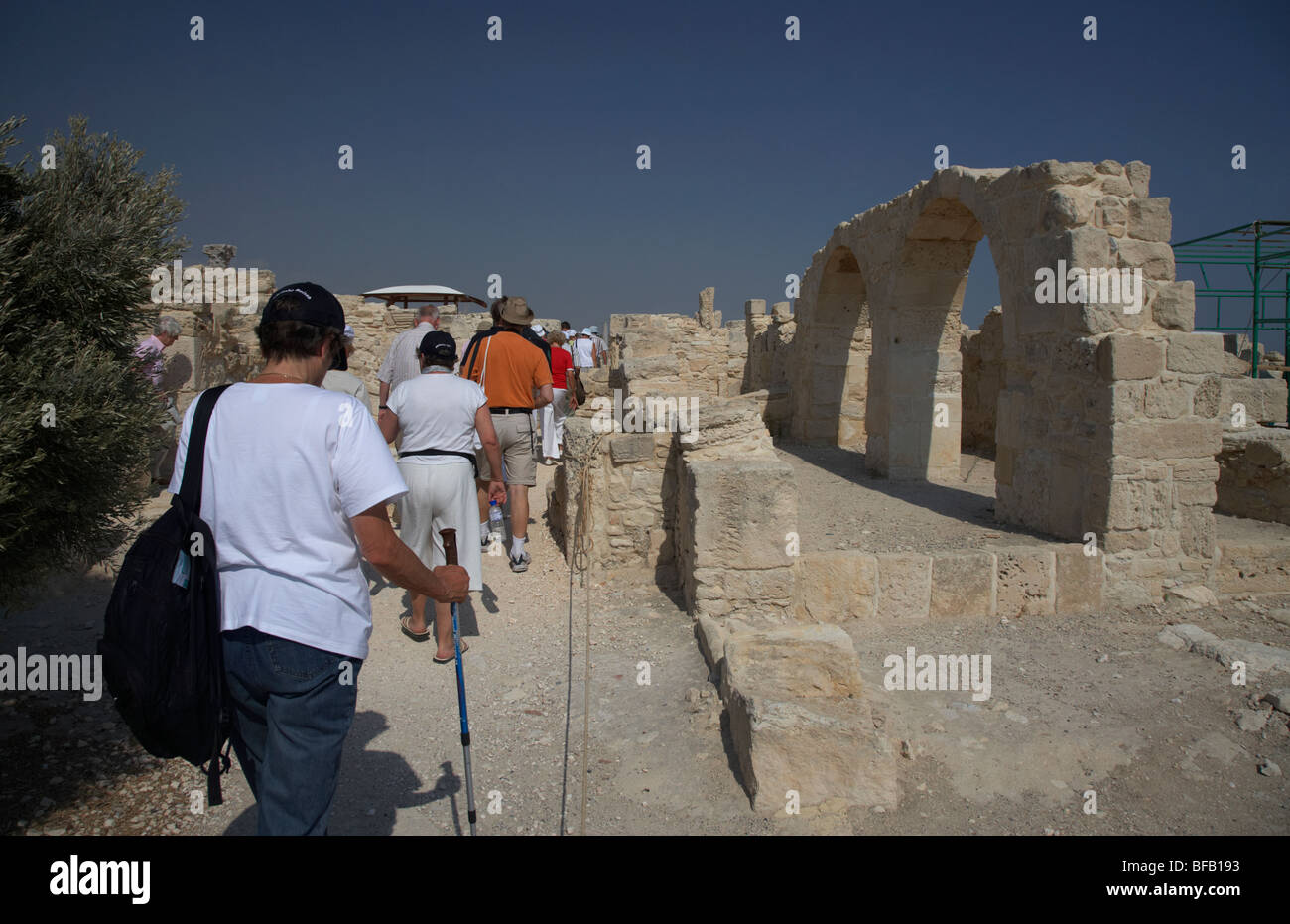 I turisti touring round romano agora forum all'kourion sito archeologico repubblica di Cipro in Europa Foto Stock