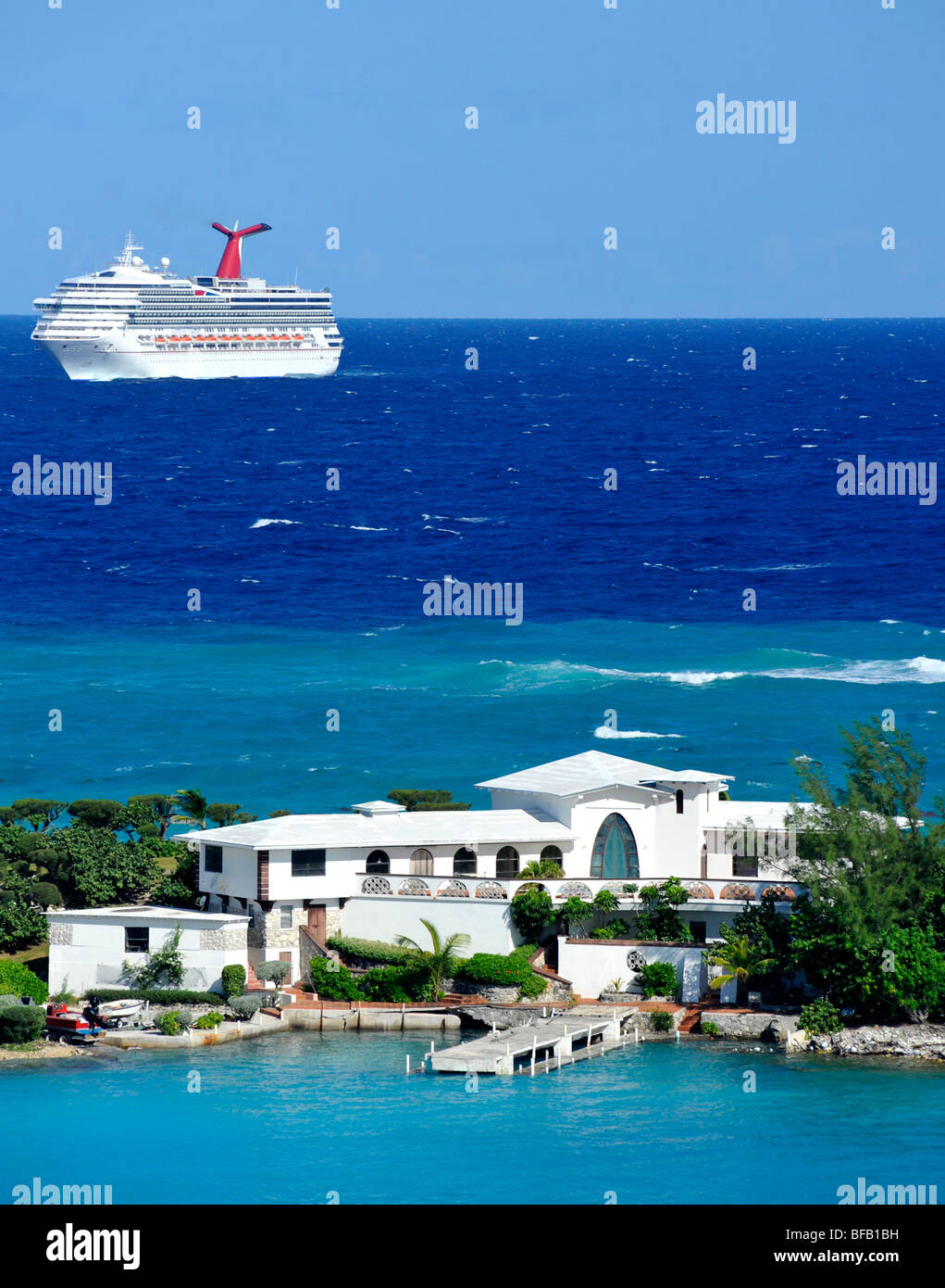 La nave di crociera (celebrity) avvicinamento Nassau Bahamas Foto Stock