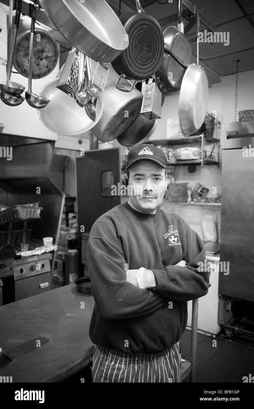 Cuocere in cucina, Enrico's in Oriente Baltimore Foto Stock