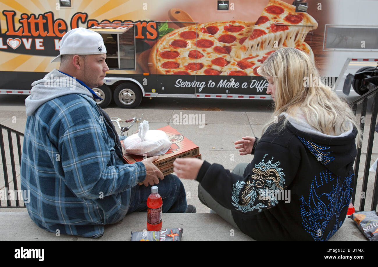 Little Caesar's Pizza catena serve pizza ai bisognosi residenti di Detroit Foto Stock
