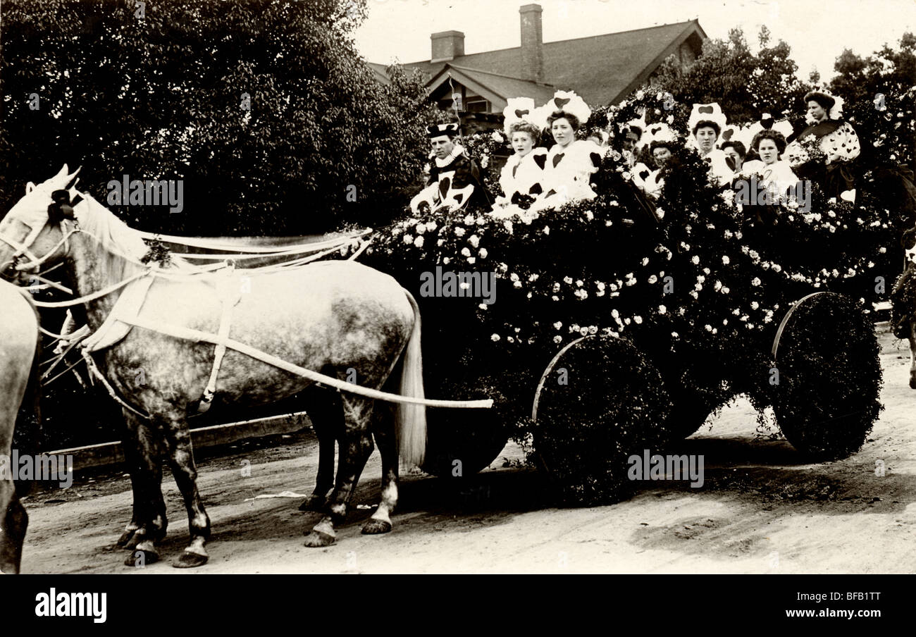 Cavallo e sfilata galleggiante con persone in costumi di carta Foto Stock