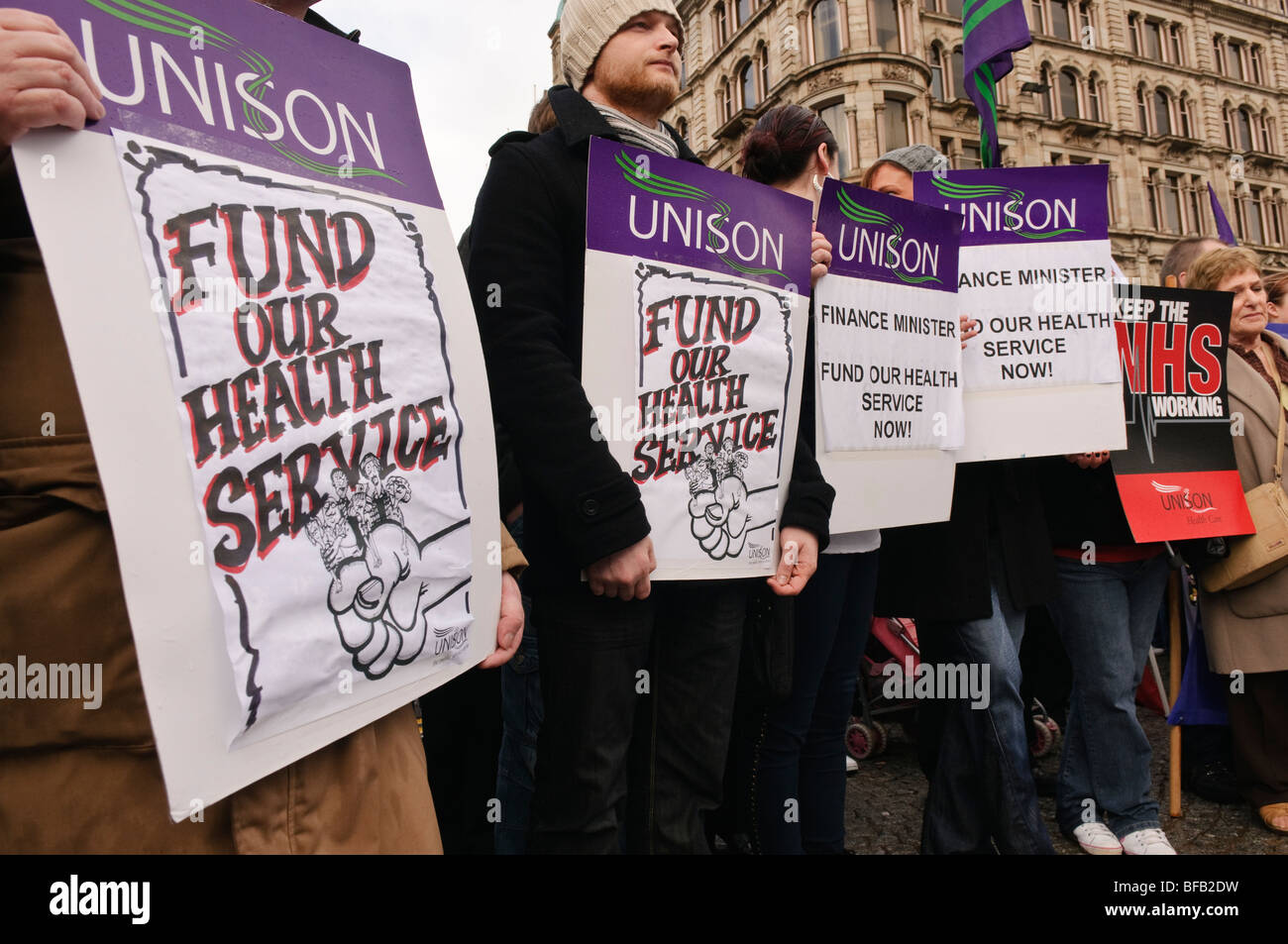 Sindacato rally per un migliore finanziamento per il Servizio Sanitario Nazionale/NHS. I banner di leggere "Fondo il nostro servizio sanitario' Foto Stock