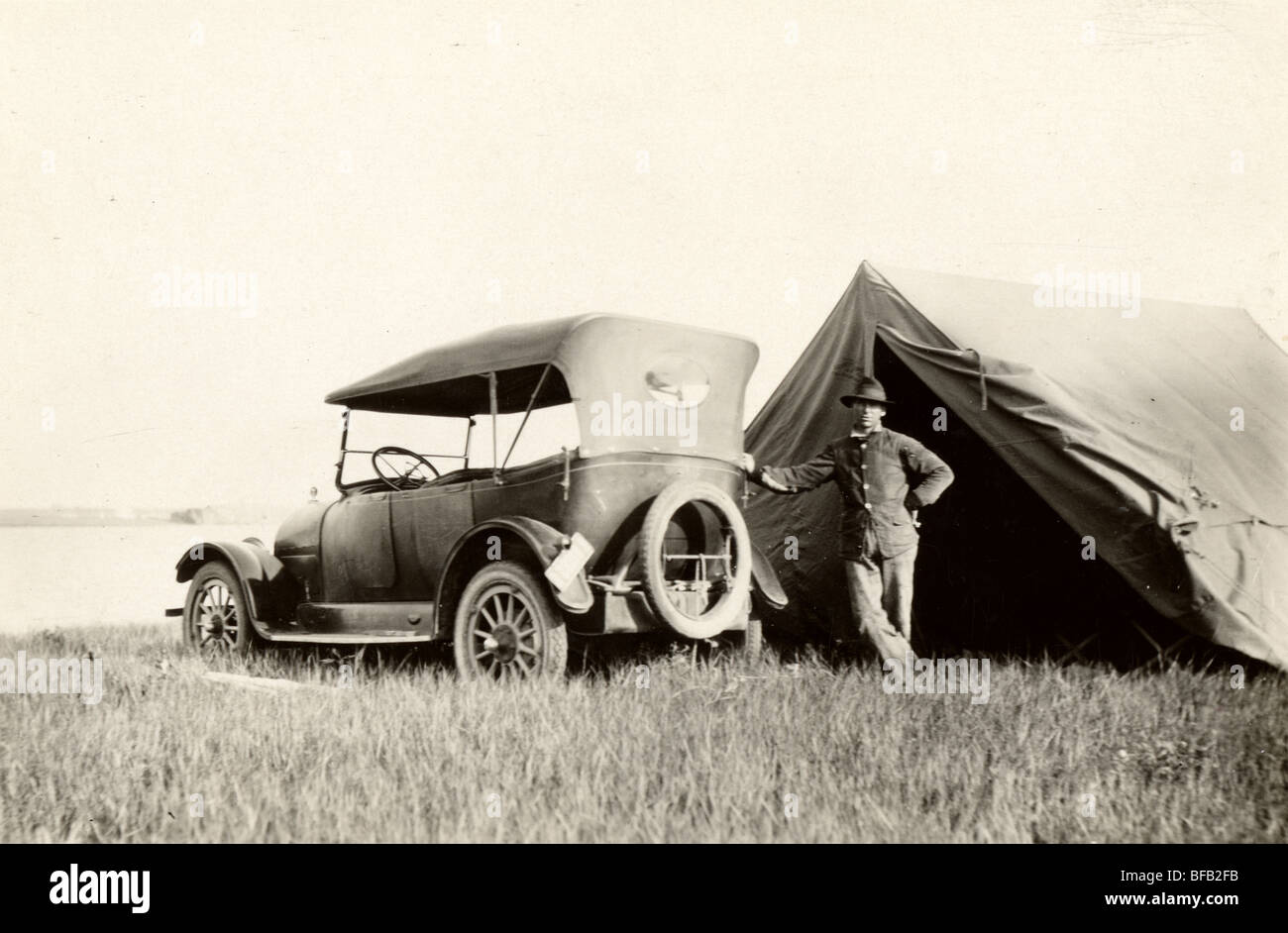 L'uomo Camping con Touring Car & tenda Foto Stock
