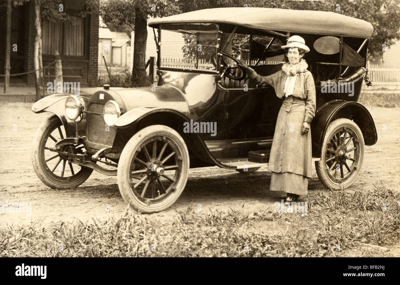 Donna di mezza età con Touring Car Foto Stock