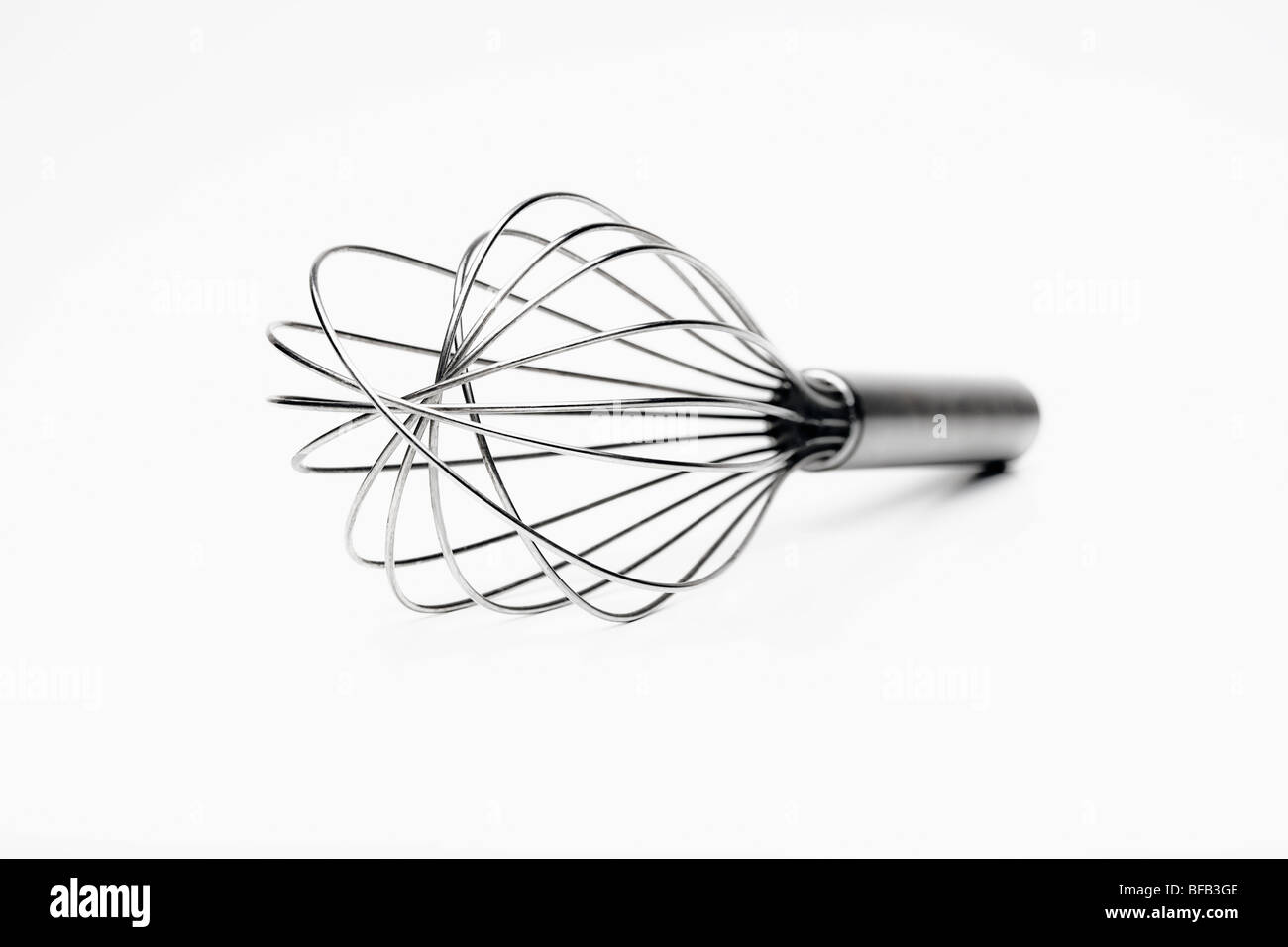 Primo piano della frusta di argento isolato su sfondo bianco Foto Stock