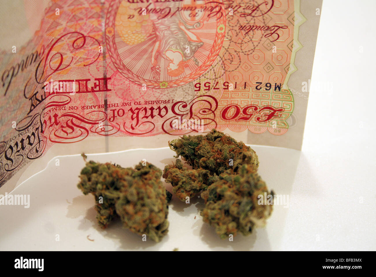 Skunk marijuana e £50 nota Foto Stock