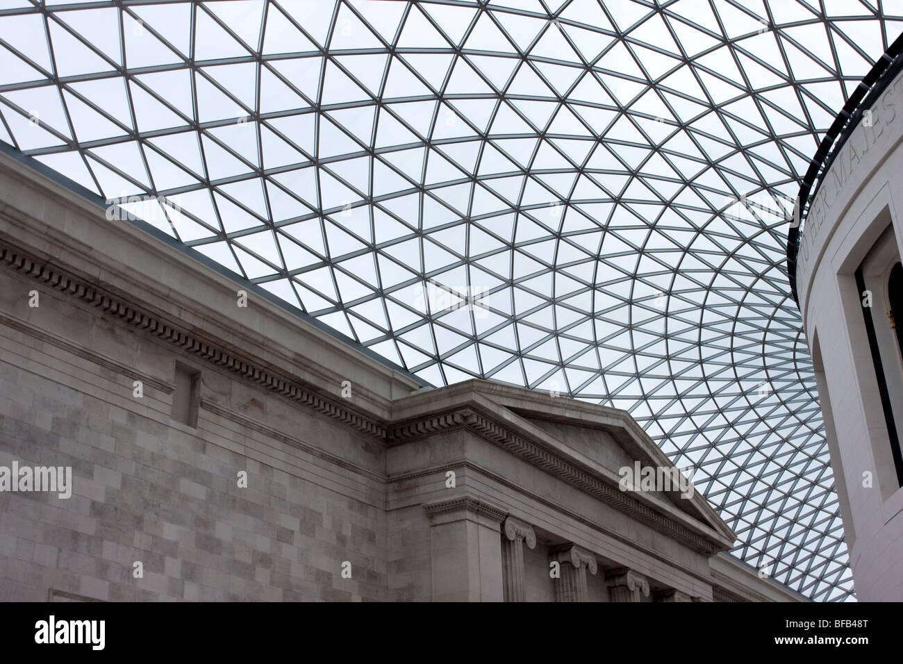 Tetto-spazio della Great Court del British Museum,anche il portico e belle colonne. Foto Stock