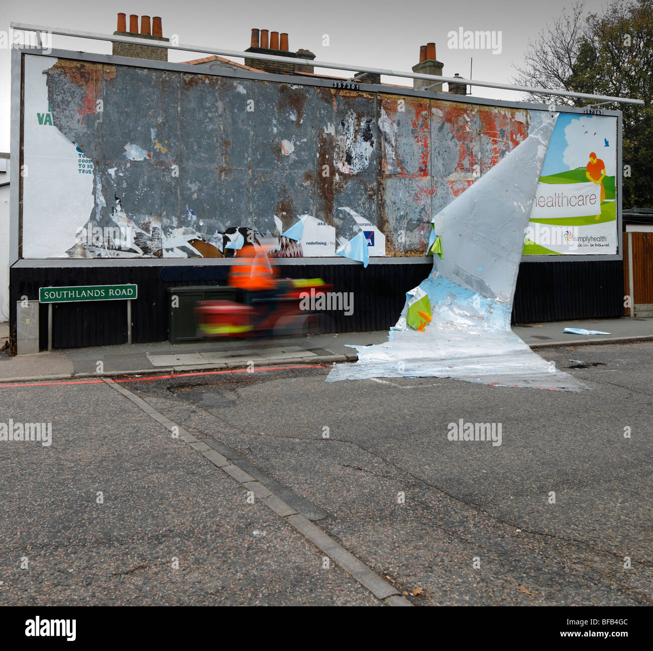 Vandalizzato billboard con passaggio di portalettere. Bromley, Londra, Inghilterra, Regno Unito. Foto Stock