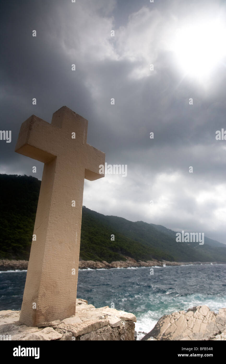 Croce di pietra al parco nazionale di Mljet, Croazia Foto Stock