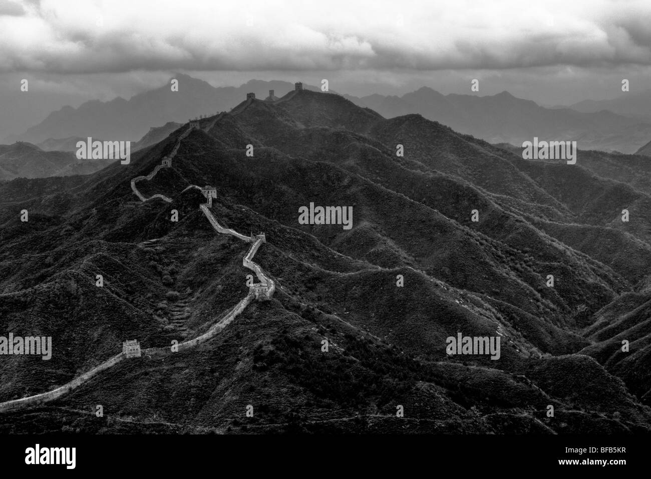 Vista la Grande Muraglia della Cina in bianco e nero Foto Stock