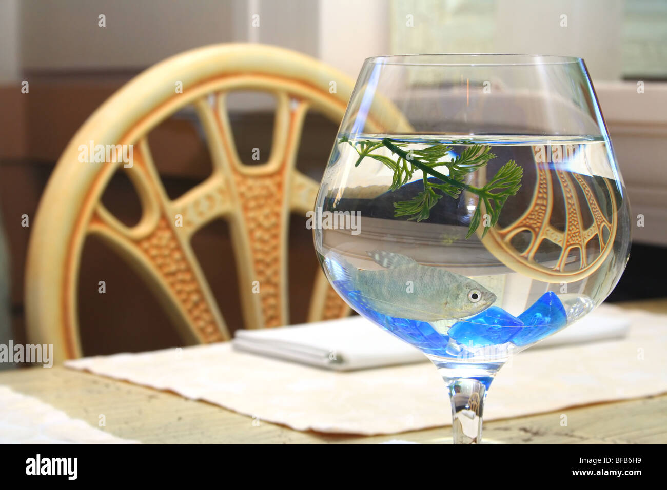 Pesce in vetro sul tavolo nel ristorante come elemento decorazione Foto Stock