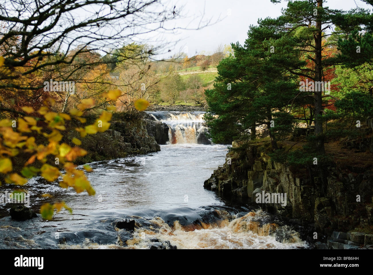 Bassa forza di cascate in autunno Foto Stock