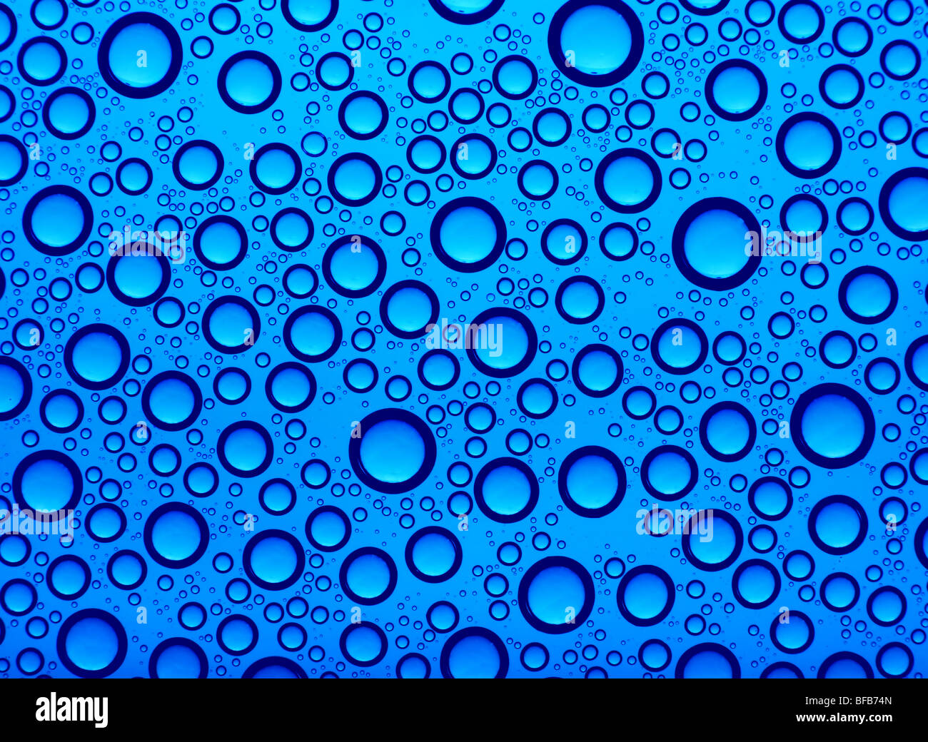 Colore blu acqua bolle di superficie di sfondo vista macro Foto Stock