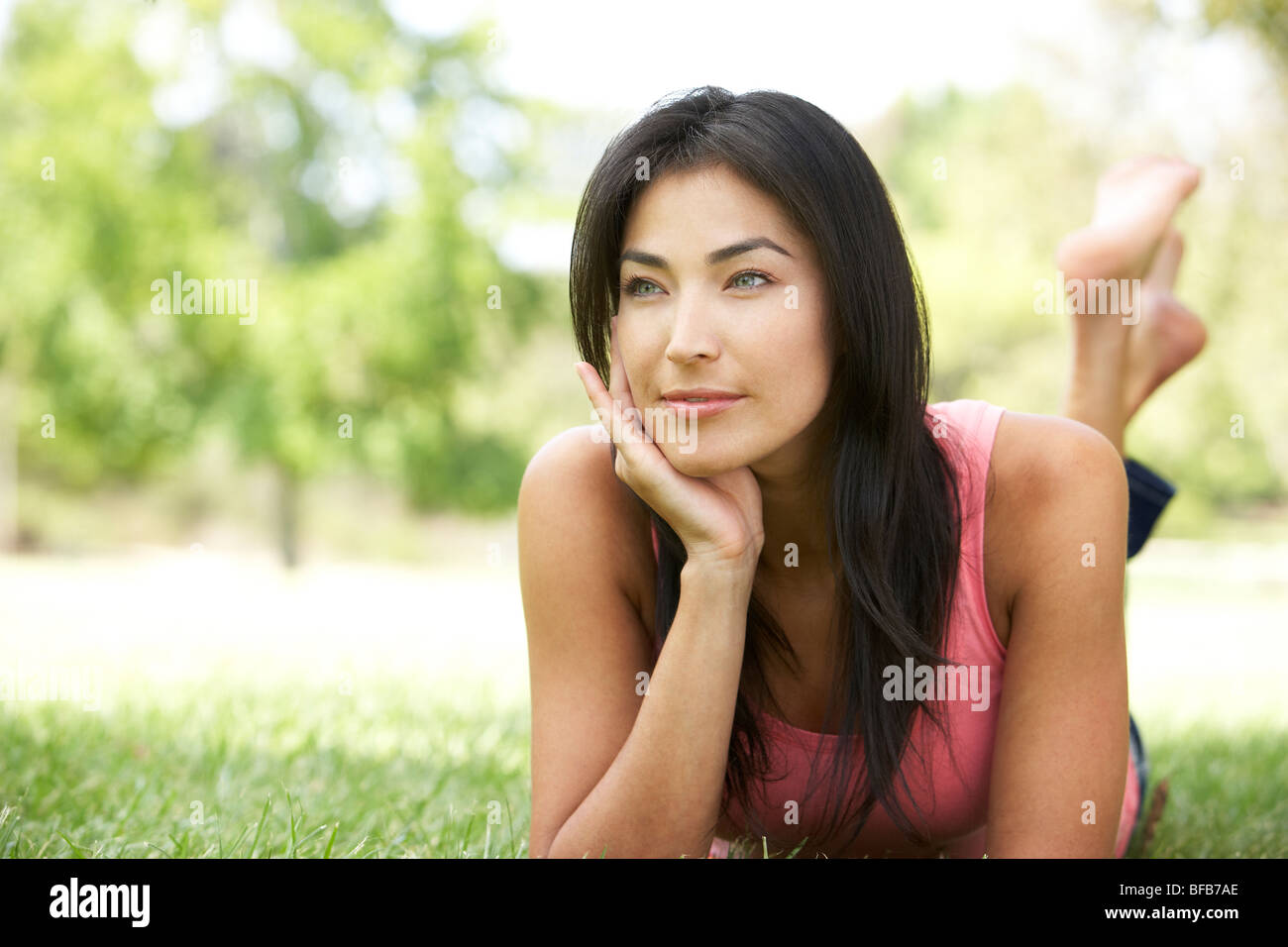 Ritratto di giovane donna in posizione di parcheggio Foto Stock