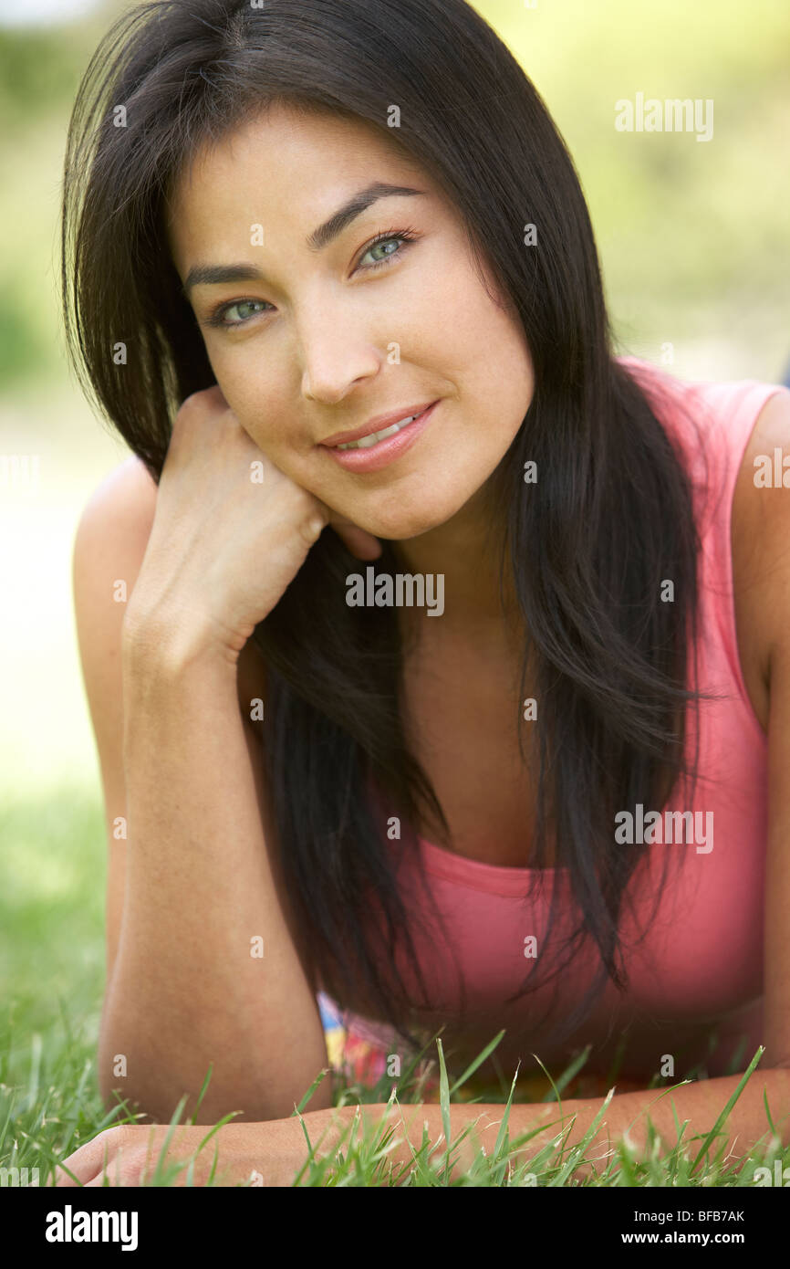 Ritratto di giovane donna in posizione di parcheggio Foto Stock