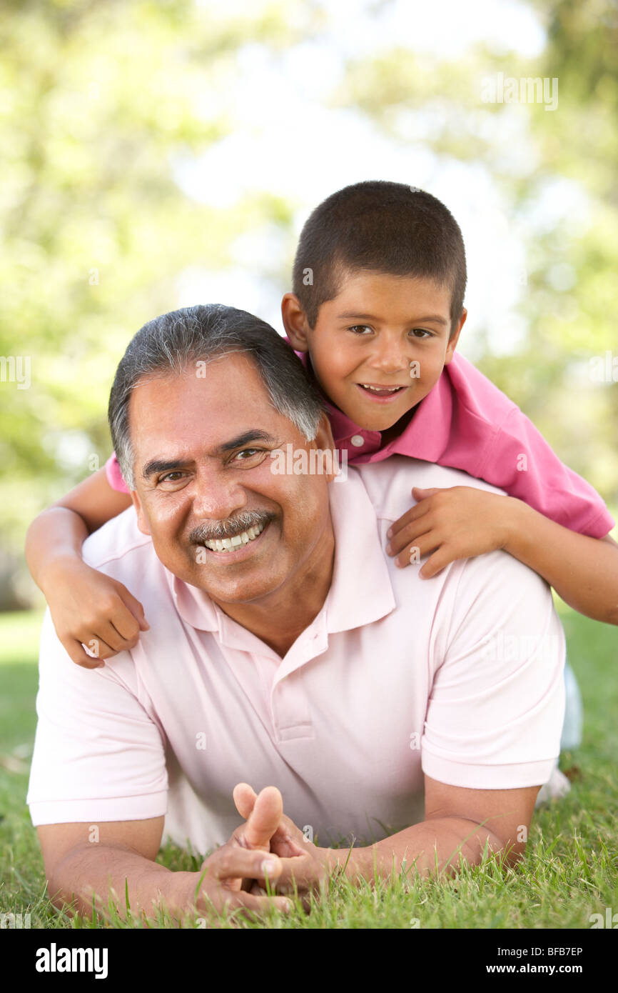 Il nonno con il nipote in posizione di parcheggio Foto Stock