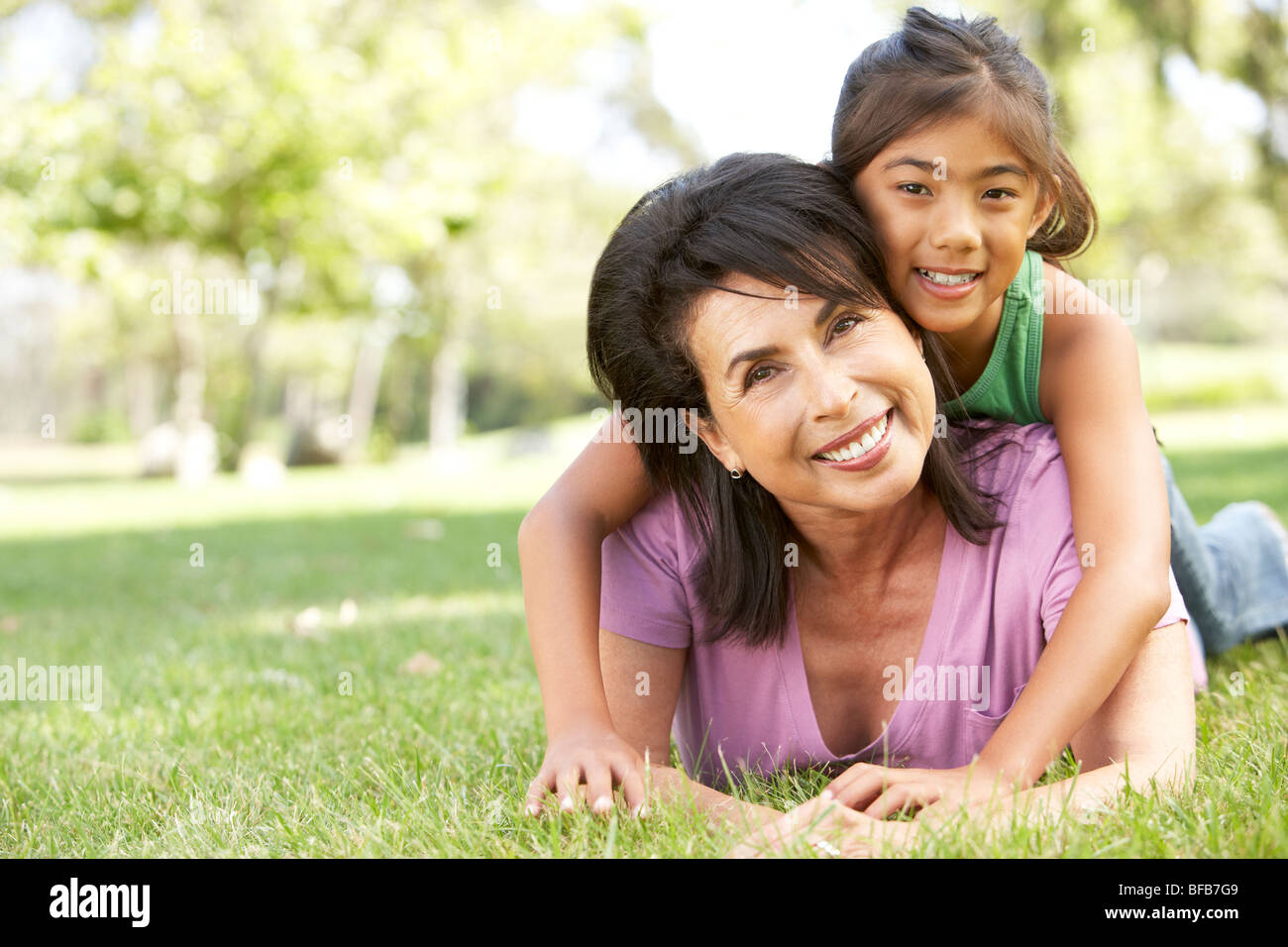 Nonna con nipote in posizione di parcheggio Foto Stock