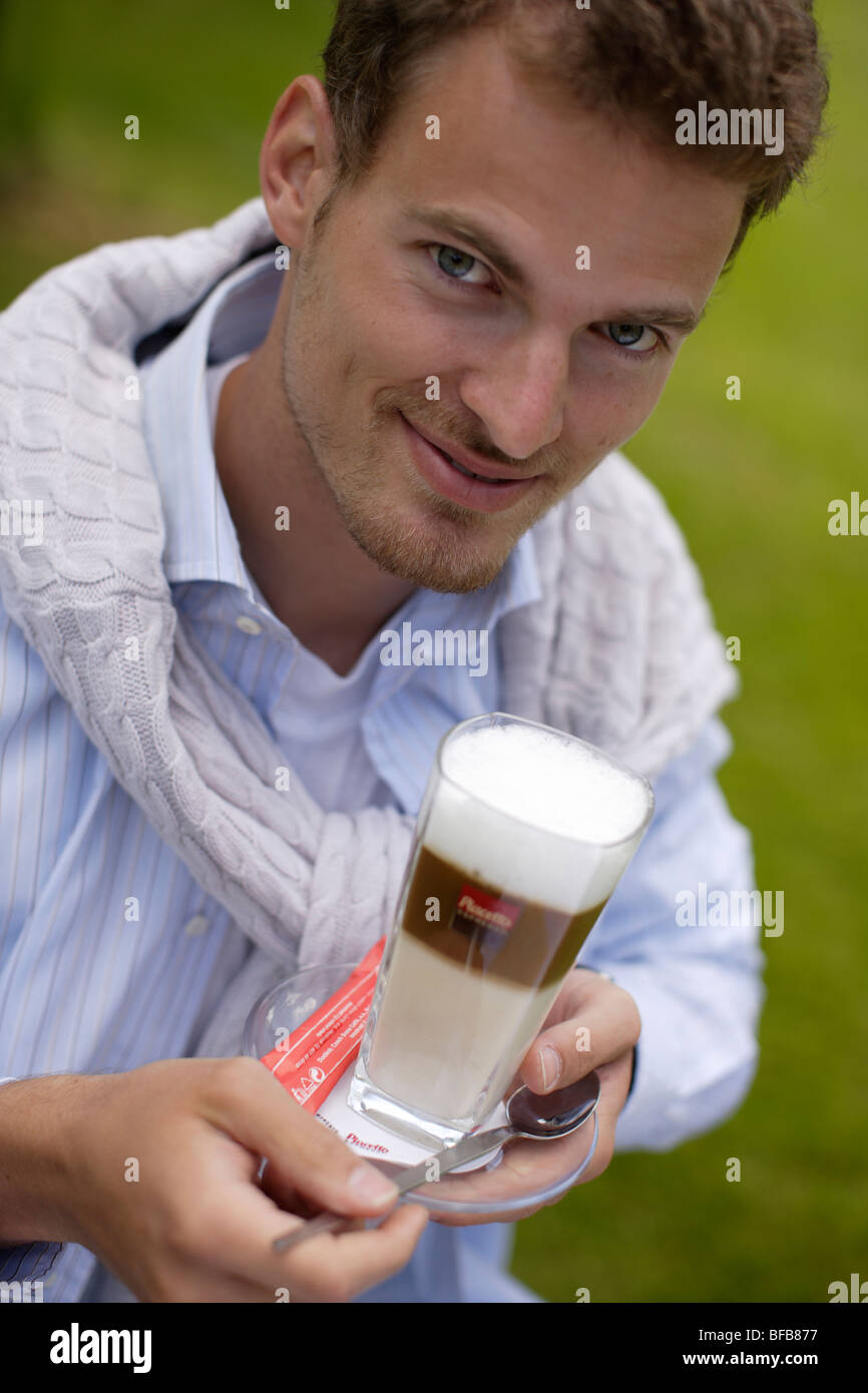 Mann con Latte Macchiato Foto Stock