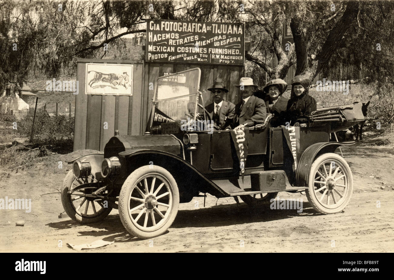 Due coppie turistico nella vecchia auto, Tijuana Foto Stock