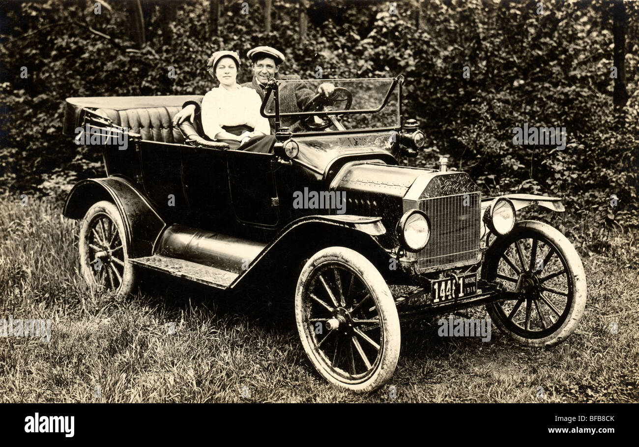 Coppia giovane parcheggiato nel modello T Ford Foto Stock