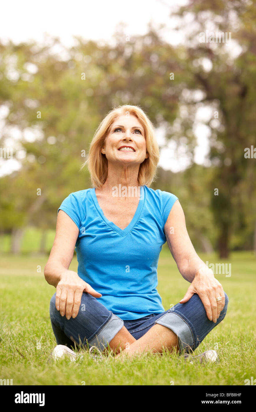 Senior donna Relax nel parco Foto Stock