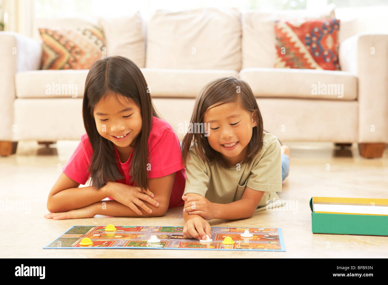 Due ragazze giocare gioco di bordo a casa Foto Stock