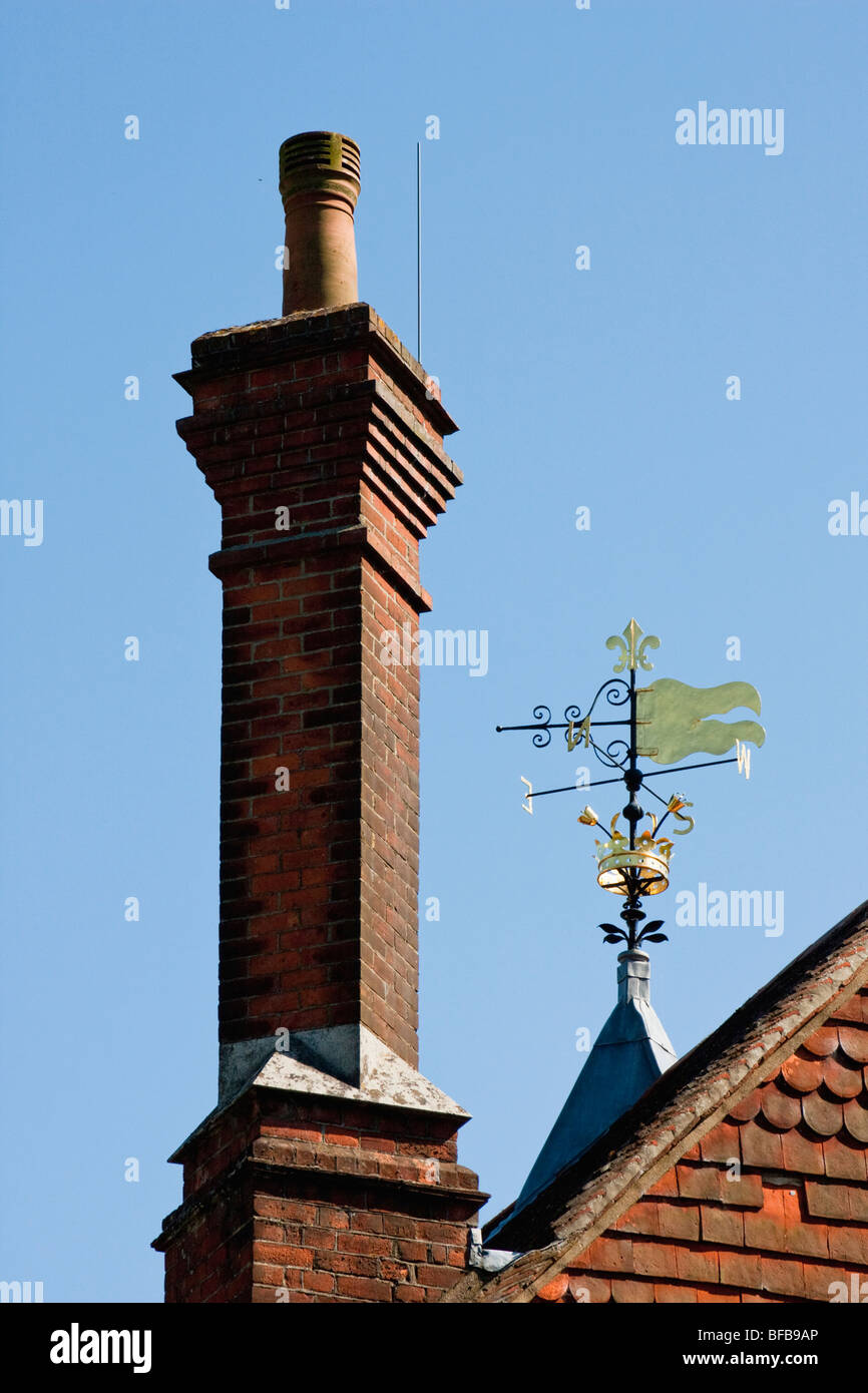 Ornato camino e la banderuola in Selbourne, Hampshire, Inghilterra Foto Stock