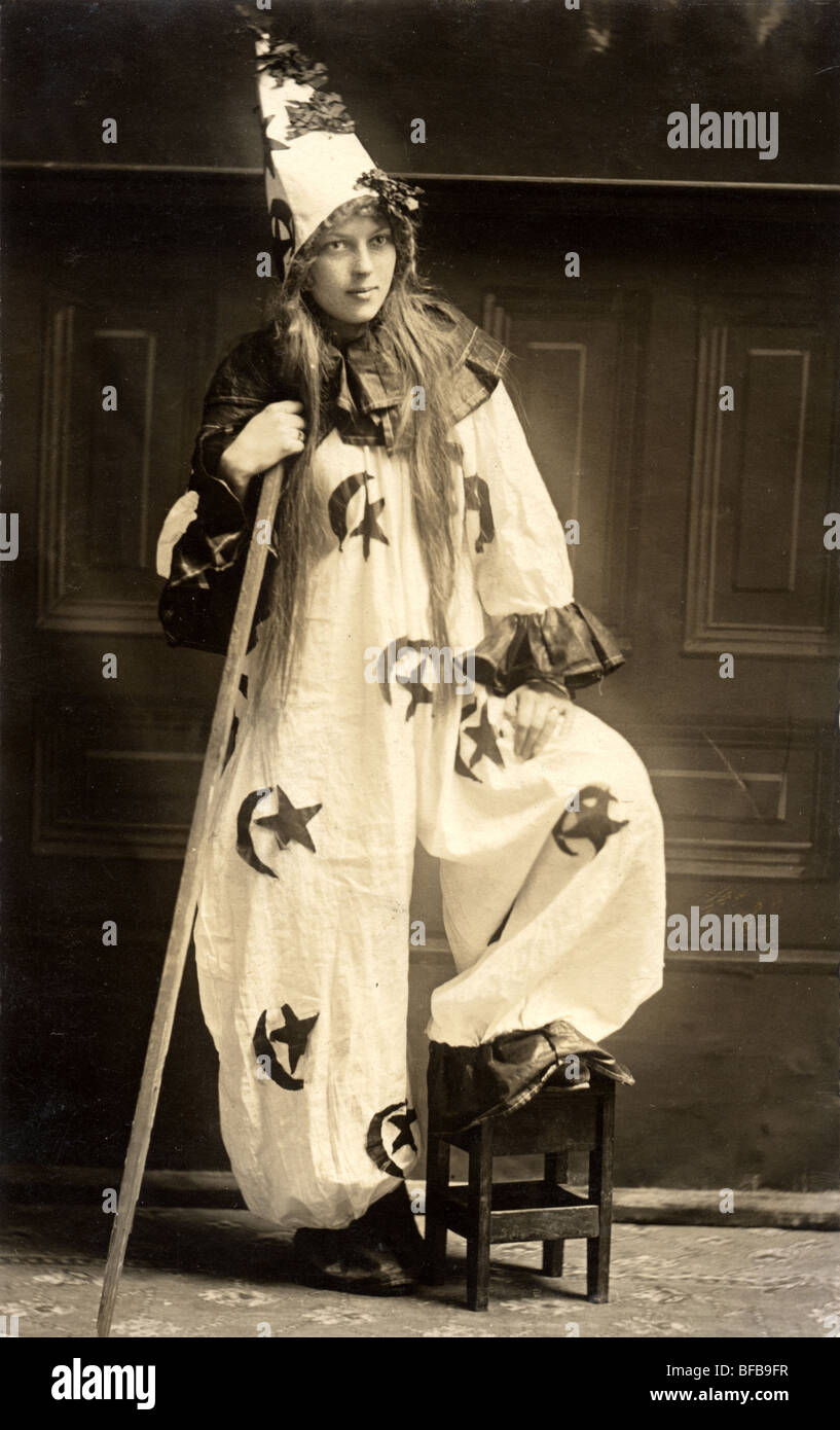 La sig.ra Adna Russell in Halloween strega o stregone Costume Foto Stock