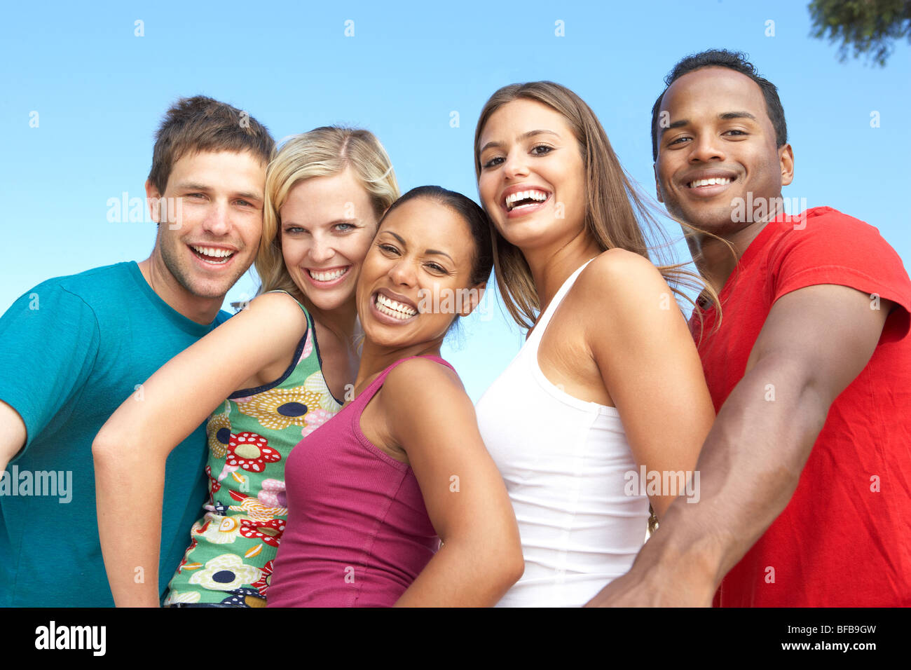 Un gruppo di giovani amici divertendosi insieme Foto Stock