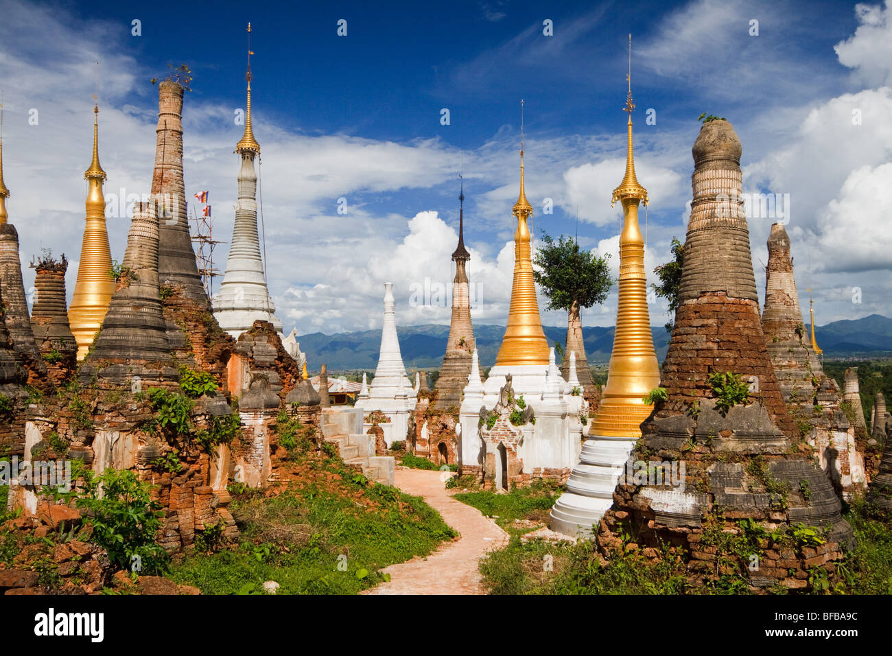 Vecchie e nuove pagode a Inthein vicino Lago Inle Myanmar Foto Stock