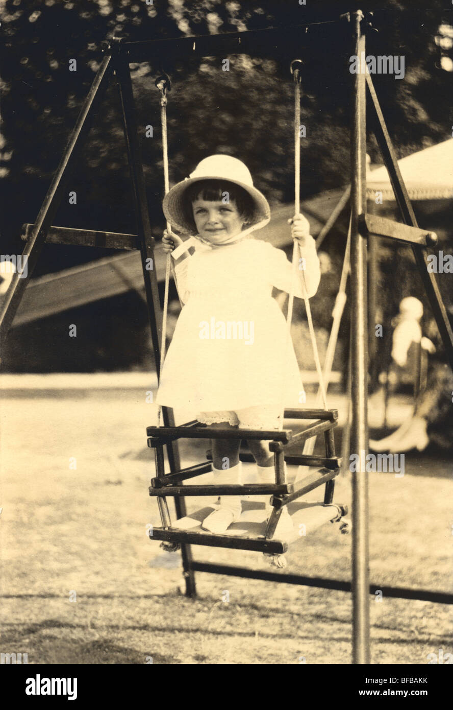 Diana Irving-Bell Unsafely permanente su Swing Foto Stock
