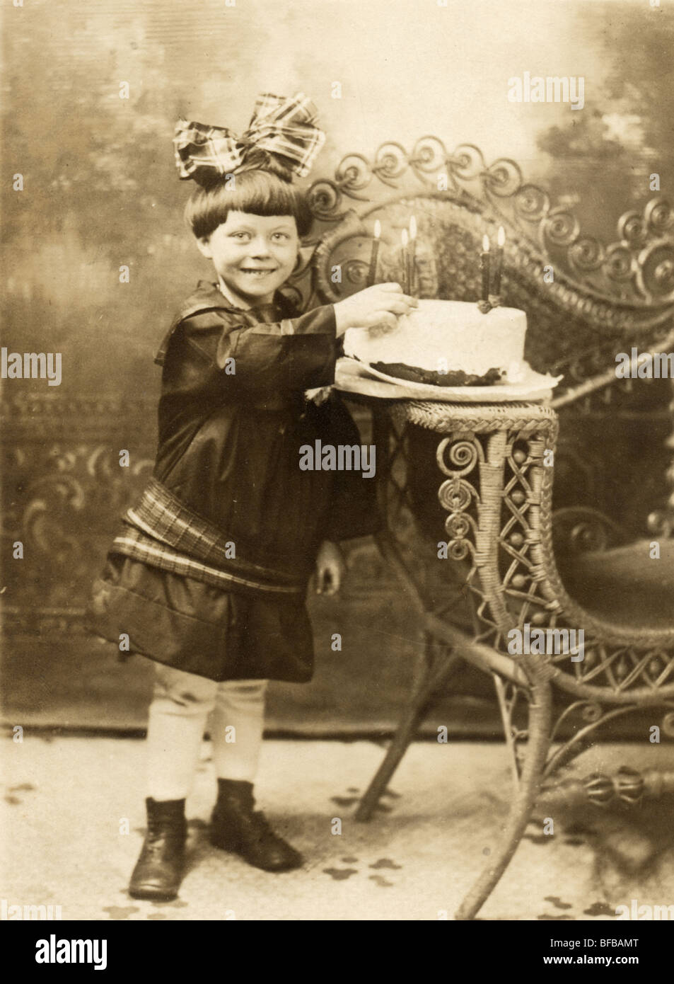 Bambina di cinque anni con la torta di compleanno Foto Stock