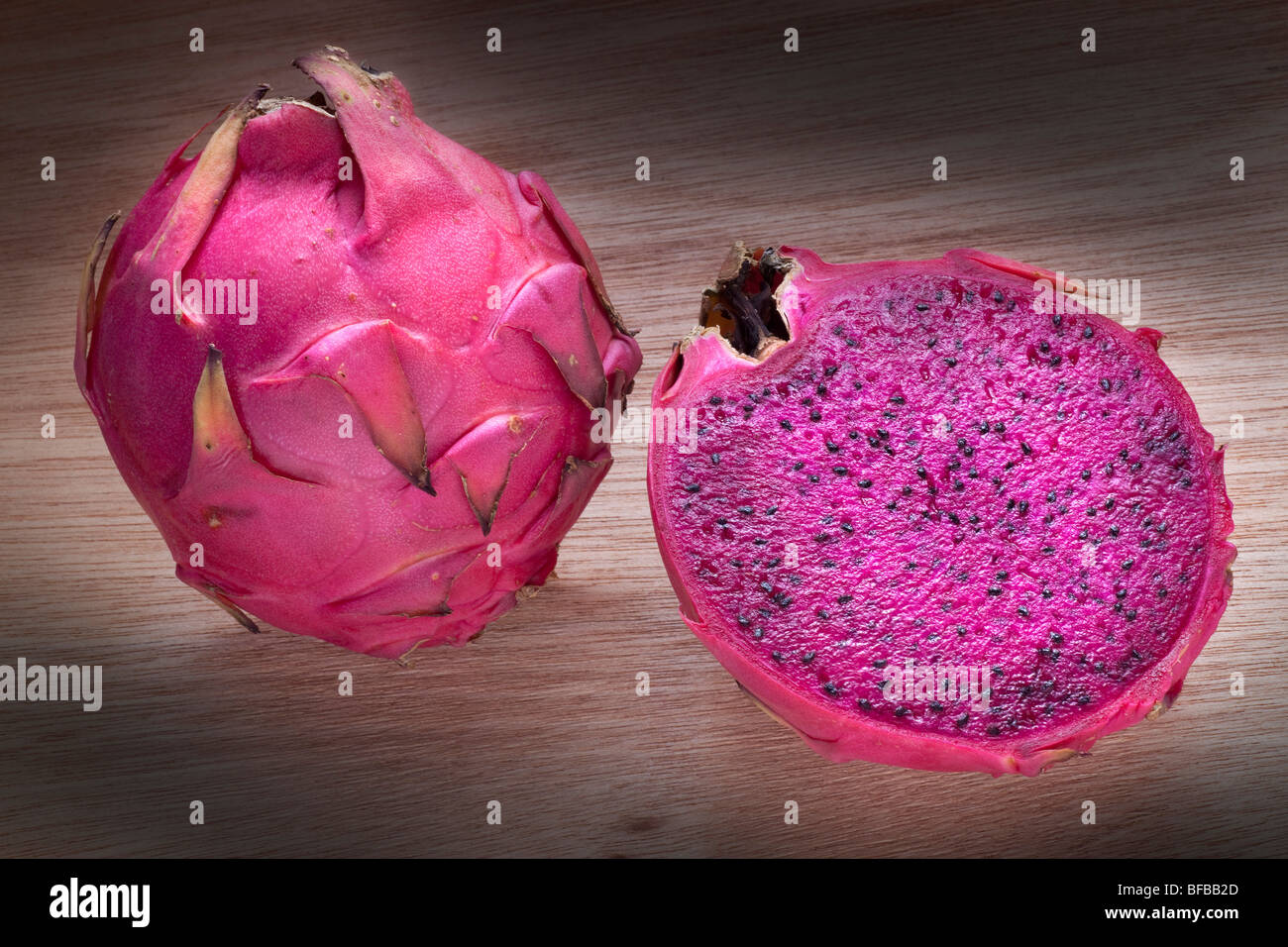 Costa Rican Pitaya (Hylocereus costaricensis) pitahaya o Dragon frutta, varietà con carne rosa Foto Stock