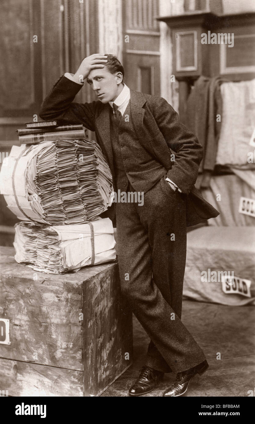 Imprenditore sopraffatti da documenti cartacei Foto Stock