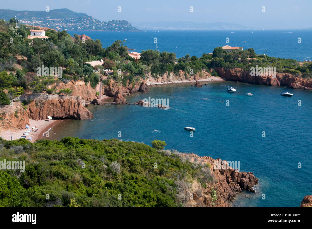 Vista costiera & Corniche de l'Estérel lungo la N98 tra Cannes e St Raphael, Cote d'Azur, in Francia del sud Foto Stock
