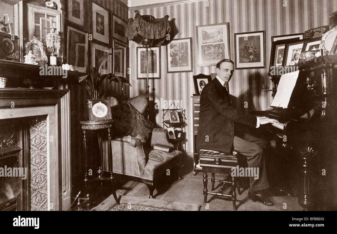 Talentuosa George Grossmith al pianoforte Foto Stock