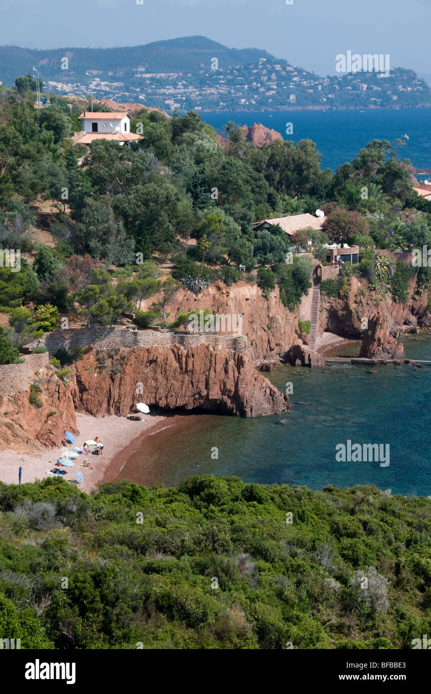 Vista costiera & Corniche de l'Estérel lungo la N98 tra Cannes e St Raphael, Cote d'Azur, in Francia del sud Foto Stock