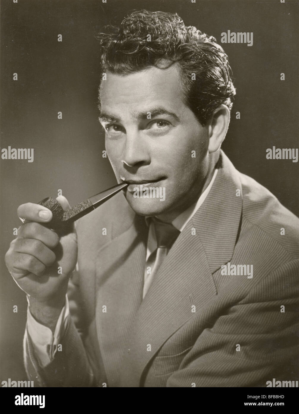 Adrian Hoven fumatori un tubo Foto Stock