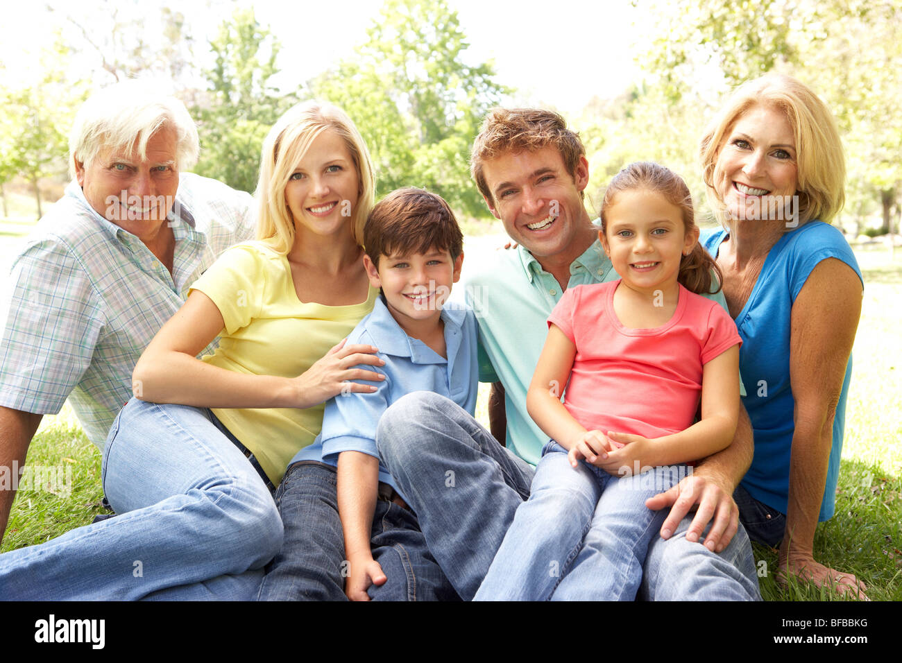 Gruppo esteso Ritratto di famiglia godendo di giorno in posizione di parcheggio Foto Stock