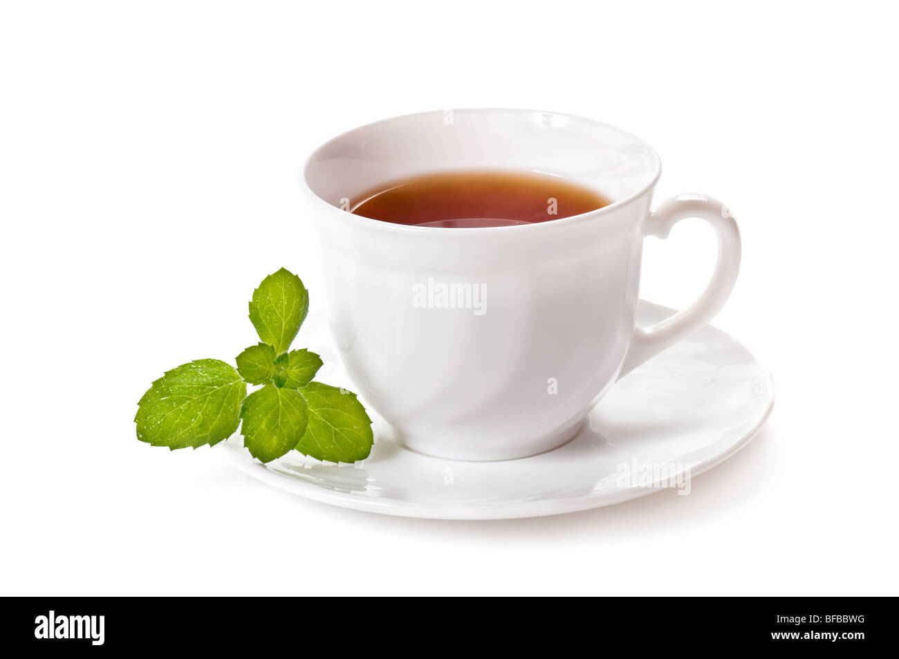 Tazza da tè con foglie di menta su sfondo bianco Foto Stock