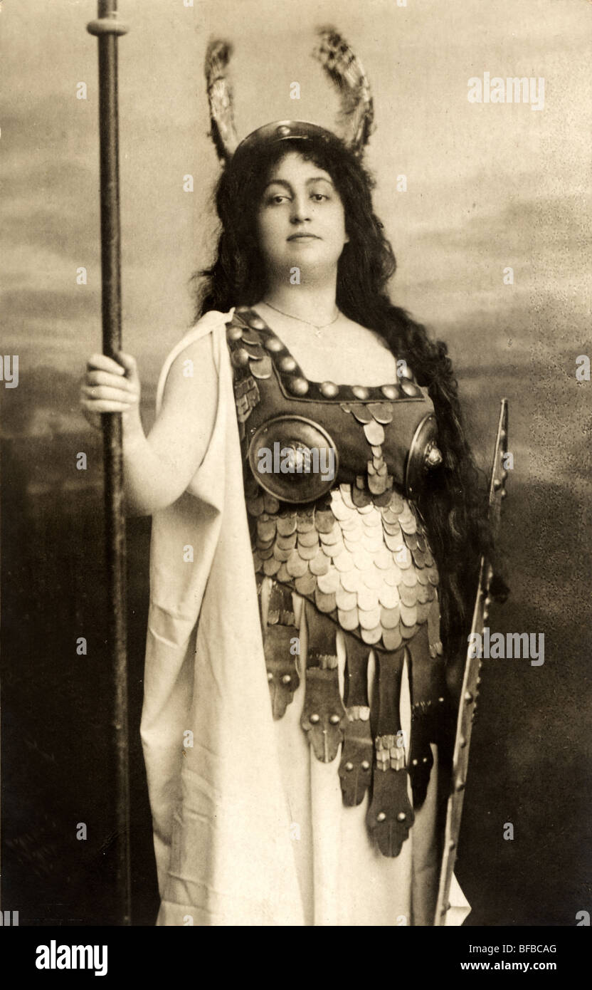 Donna grassa cantante lirica in armatura Foto Stock