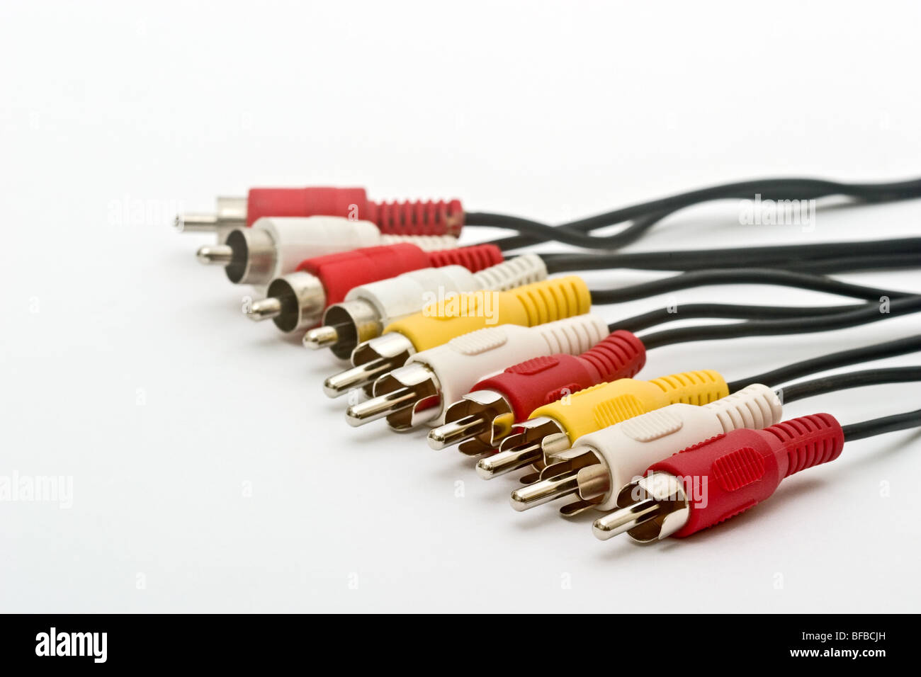 Fila di rosso, bianco e giallo connettori audio attaccato ai fili Foto Stock
