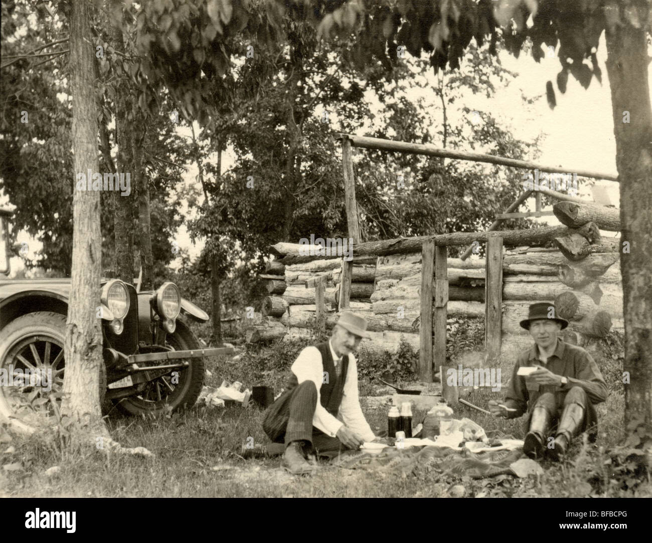 Due uomini con picnic a incompiuta Log Cabin Foto Stock