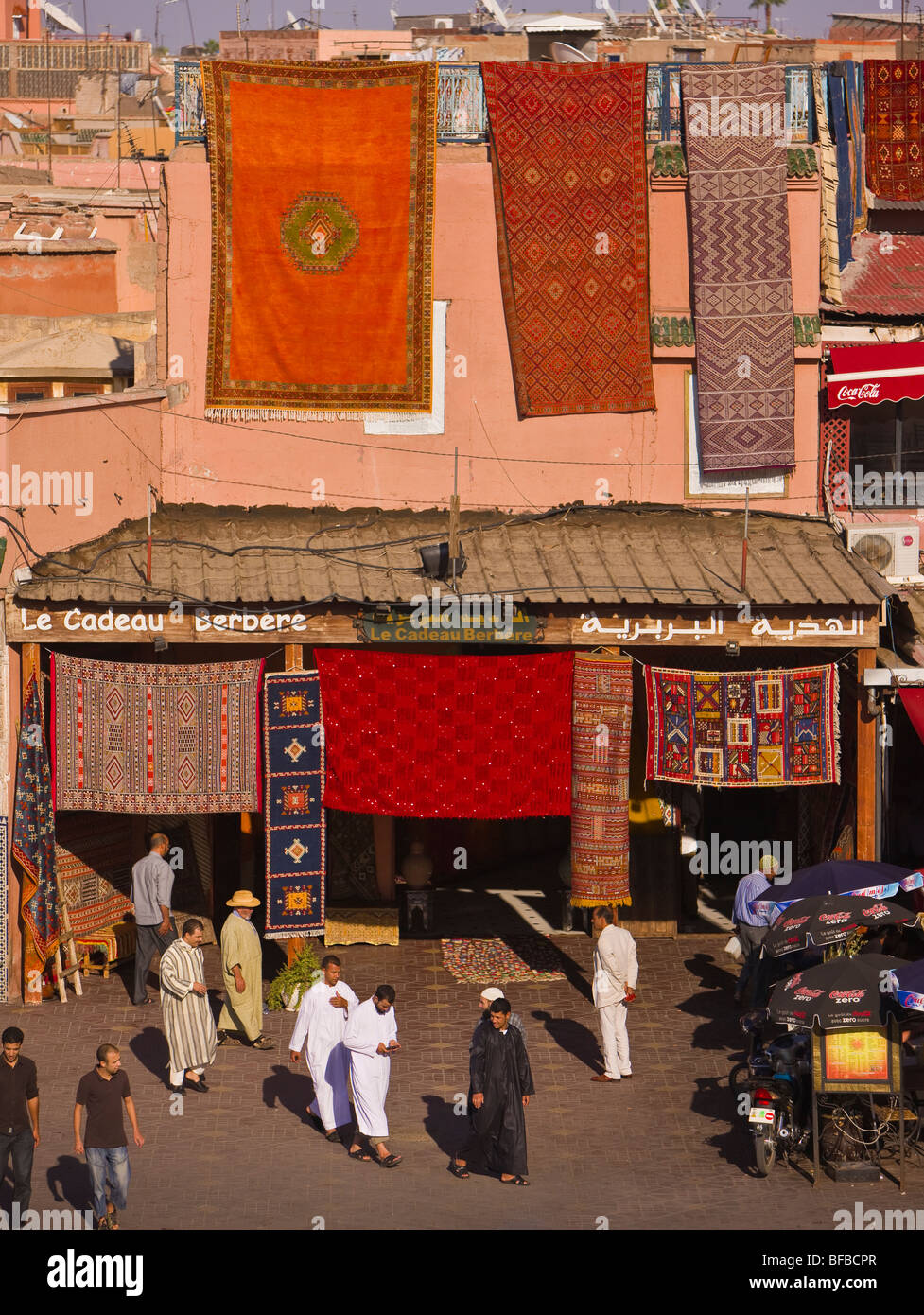 Marrakech, Marocco - la gente al negozio di tappeti in Djemaa el Fna piazza principale nella medina. Foto Stock