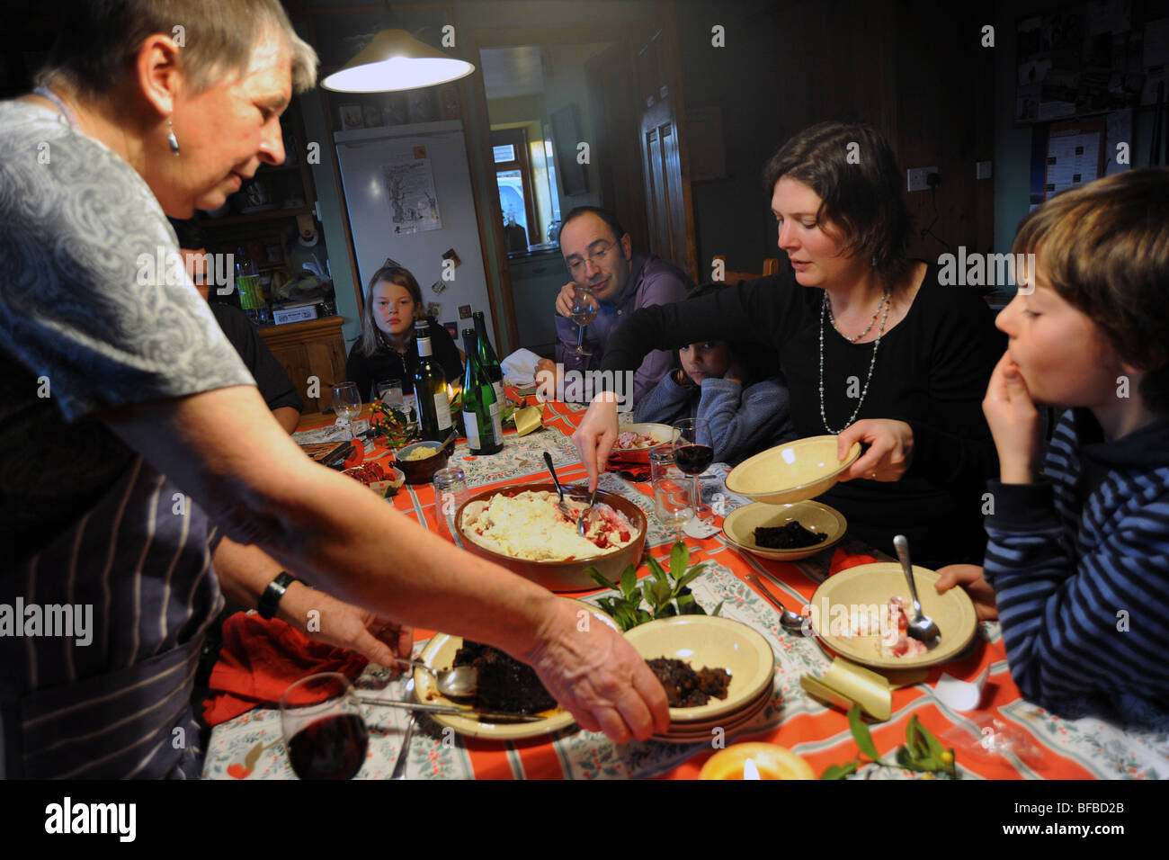 Servire la famiglia tradizionale budino di Natale Foto Stock